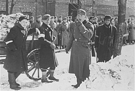 Евреи очищают снег (Ченстоховское гетто, около 1941—1942)