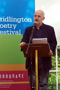 Дон Патерсон читает на фестивале поэзии в Бридлингтоне