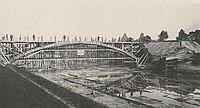 Een boogbrug in opbouw bij Oosterhout. Foto 1910.