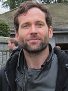 Eion Bailey interprète August W. Booth / Pinocchio.