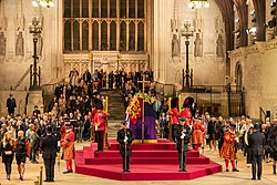 A királynő koporsója a Westminster Hallban