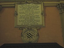 Plaque de marbre portant une texte gravé en latin.