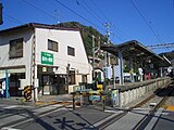 藤沢方面にある七里ヶ浜4号踏切道から見たリニューアル前のホーム（2004年10月17日）