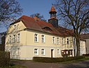 Gutsanlage, bestehend aus Gutshaus und Kapelle, Inspektoren-haus, Torbau, Nebengebäude und Gutspark