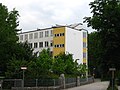 Neubau des Sebastian-Finsterwalder-Gymnasiums mit von Schülern gebauter Solaranlage (oben rechts)