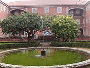 Fontaine et jardin donnant sur la cour intérieure