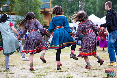 Riddu Riđđu Festivàla er en internasjonal urfolksfestival. Festivalarrangørens bilder er delt under fri lisens på Wikimedia Commons i samarbeid med Wikimedia Norge