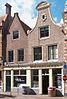 Huis met eenvoudige ingezwenkte halsgevel met fronton, 1723 gedateerd. Kerkplein 40 is beschermd, 41 niet.