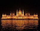 Maďarský parlament u řeky Dunaj.jpg