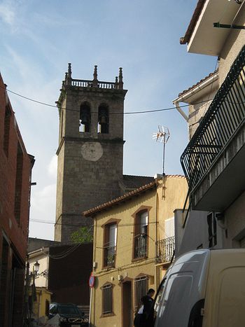 Torre de la iglesia, desde una de sus típicas calles.