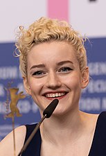 Julia Garner interprète Ruth Langmore.