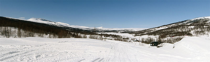 Panoramabild över Kesusjön med omgivningar tagen i april 2010. Till vänster reser sig Helags. Bilden är tagen mot nordväst, från leden till Kläppen.