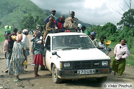 « Bus » interurbain (Ouganda, 2007) — Le voyageur utilise le même moyen de transport que les autochtones