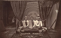 Thipoa Min byl posledním králem barmské dynastie Konbaung (Myanmar) a také posledním barmským panovníkem v dějinách země. Jeho vláda skončila, když Barma byla poražena silami Britského impéria ve třetí anglo-barmské válce, dne 29. listopadu 1885, před oficiální anexí dne 1. ledna 1886. Na snímku je král Thipoa, královna Supayalat (?) a její sestra princezna Supayaji (?), listopad 1885.