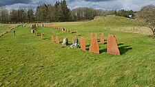 Die Schiffssetzung neu arrangiert, fehlenden Steine, durch (rostige) Stahlplatten ergänzt