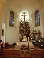 Ołtarz w kościele z imitacją płonącego krzewu