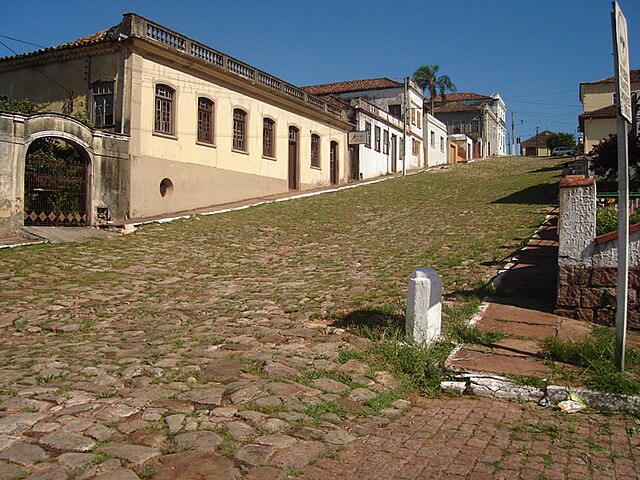 A Rua Julio de Castilhos (Rua da Ladeira) foi a primeira rua calçada no RS, no ano de 1813.