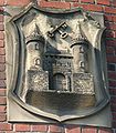 Stadtwappen mit falsch gewendeten Schlüsselbärten am Wasserturm von Ladenburg