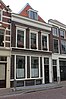 Huis van twee bouwlagen, een kap loodrecht op de straat en een, dichtgeworpen kelder