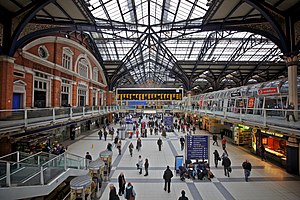 English: The concourse of Liverpool Street sta...