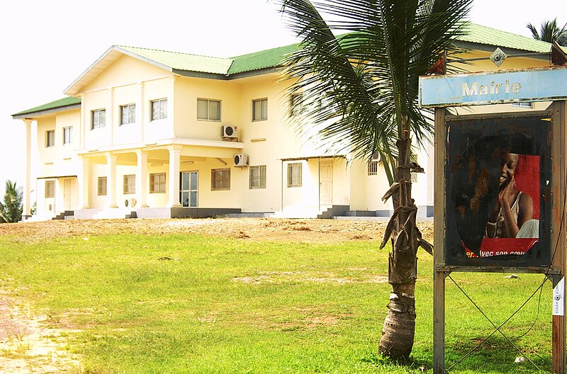 File:Mairie de Cocobeach au Gabon.jpg