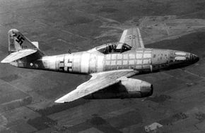 アメリカ軍に鹵獲された後に飛行するMe 262A-1a 111711号機 (1945年撮影)