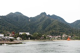 Itsukushima med berget Misen.