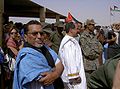 Mutumin da ke cikin fararen fata shi ne Mohamed Abdelaziz shugaban farko na Frente Polisario