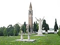 Monumento ai caduti di tutte le guerre e chiesa di Colfosco