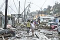 Een weg in Roseau, de hoofdstad van Dominica, is geblokkeerd door puin, takken en bomen en elektriciteitspalen