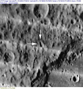 Снимок зонда Lunar Orbiter - I. Кратер Резерфорд отмечен стрелками, в нижней правой части снимка северо-западная часть кратера Менделеев.