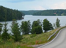 Nuuksion Pitkäjärvi Brobackan pohjoispuolella. Tie oikealle vie kohti Solvallaa.