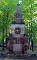 Obelisk auf dem sowjetischen Friedhof in Chemnitz-Reichenhain wurde von Hanns Diettrich geschaffen und von dessen Sohn Frank Diettrich später restauriert.