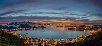 Vista panorâmica da cidade do Rio de Janeiro, observada do Parque da Cidade de Niterói, estado do Rio de Janeiro, Brasil. A denominação Rio de Janeiro baseia-se num erro cometido pelo navegador português Gaspar de Lemos, que descobriu a baía em 1 de janeiro de 1502 e pensou tratar-se da foz de um grande rio. De 1815 a 1821, o Rio de Janeiro foi a capital do Reino Unido de Portugal, Brasil e Algarves e após a independência do Brasil, de 1822 a 1960, a capital do país. Em seguida, transferiu essa função para Brasília, mas continua sendo o centro comercial e financeiro mais importante do país depois de São Paulo. (definição 3 000 × 1 370)