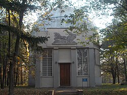 Paviljon Veliki refraktor pokretnog krova sa aparatom za posmatranje zvezda Cajs (Zeiss) 65/1055 cm, izgrađen 1932. godine (u to doba četvrti u Evropi).