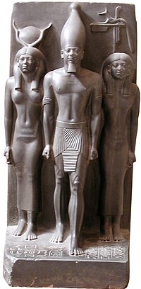 photographie d'un groupe de trois statues.