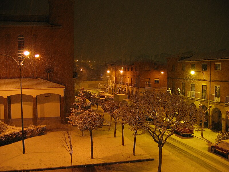 File:Plaza Porticada Girón Valladolid.jpg