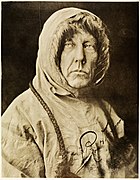 El expedicionario Roald Amundsen con capucha