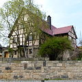 Wohnstallhaus eines Bauernhofes, mit Hofmauer und Einfahrt