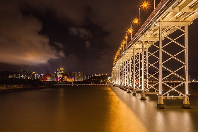 圖為澳門嘉樂庇總督大橋的夜景，背景為氹仔島。