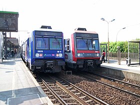 Rames Z 20500 en partance, en gare de Villeneuve-Saint-Georges,à gauche (voie A), en direction de Melun,à droite (voie B), en direction de Villiers-le-Bel.