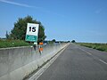 Il segnale stradale indicante il km 15 del RA 8 in direzione Porto Garibaldi