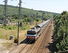 Rame V2N poussée par une locomotive BB 15000 à la bifurcation de Malaunay, située environ à 1,2 km au nord de la gare de Malaunay - Le Houlme.