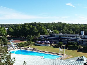 Restaurangdelen med tennisbanor till vänster och det ursprungliga brunnsbadet längst fram i bild.