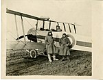 英國皇家飛行隊的人員在阿弗羅504（英语：Avro 504）旁邊。