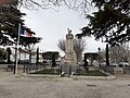 Le monument aux morts sur la place.