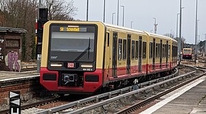 Triebwagen 484 002 im Einsatz auf der S8