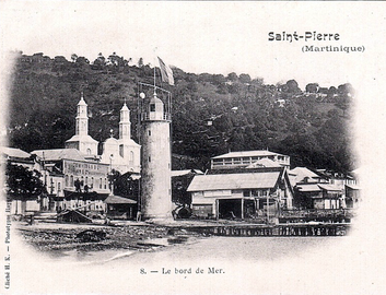 Le phare-sémaphore de la place Bertin au bord de la mer.