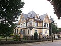 Villa mit Garten, Grotte, Teich sowie Einfriedung