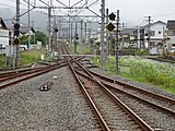 吾野方向。手前中央は当駅3番線、その右が長瀞方面の連絡線、一番右側は秩父鉄道秩父本線の本線。右奥分岐は三峰口方面の連絡線（2020年6月）